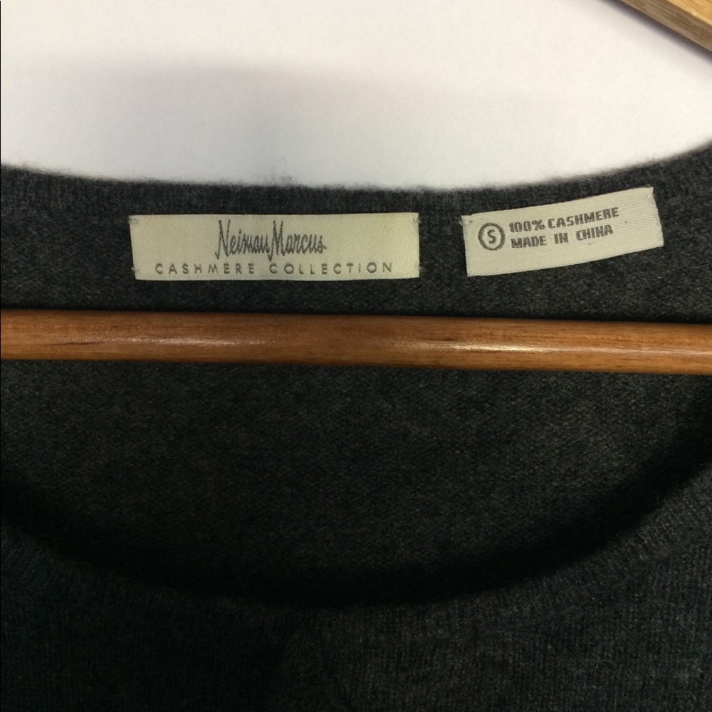 Neiman Marcus single‎ Ruffle sweater - Picture 4 of 8